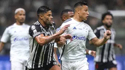 Hulk E Marlon na disputa da bola em jogo do Campeonato Mineiro, na Arena MRV. Foto: Gilson Lobo/AGIF