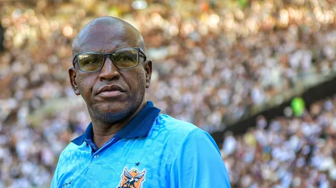 Carlos Vitor observando a partida em Nova Iguaçu vs Vasco no Cariocão 2024 Foto: Thiago Ribeiro/AGIF