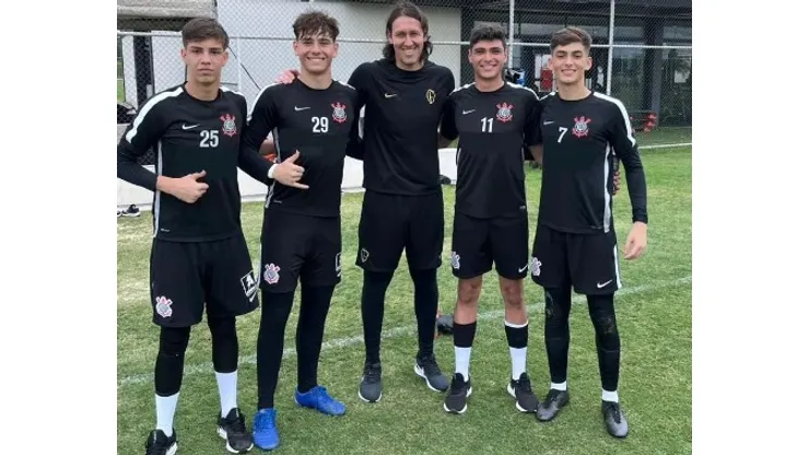 Rafael Juwer posa com jovens goleiros do Corinthians e Cássio