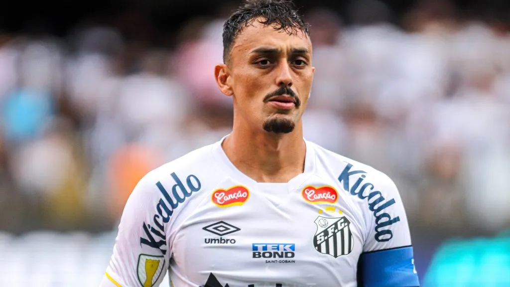 Diego Pituca pensativo em jogo do Santos - Reinaldo Campos/AGIF