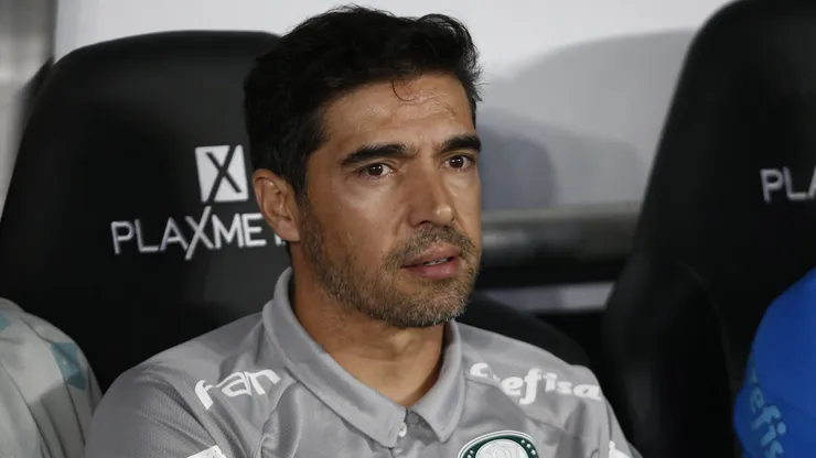 Abel Ferreira em Botafogo x Palmeiras pelo Brasileirão 2023. (Foto: Wagner Meier/Getty Images)