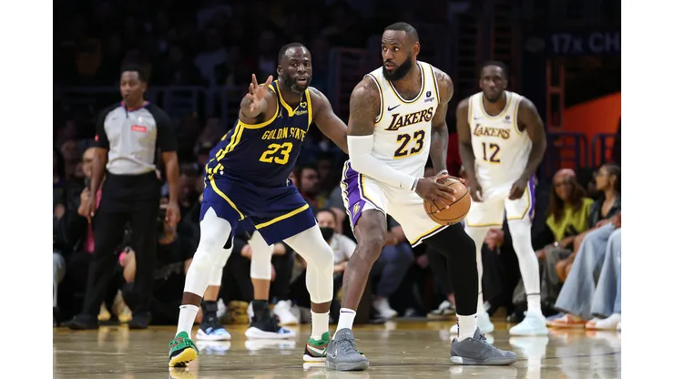 Lakers e Warriors, de Lebron James e Draymond Green, podem se enfrentar no torneio de repescagem da NBA (Foto: Sean M. Haffey/Getty Images)