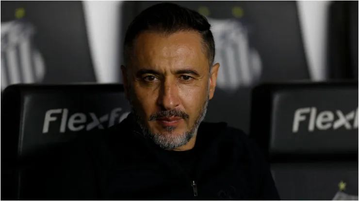 Vitor Pereira em jogo contra o Santos - Foto: Ricardo Moreira/Getty Images