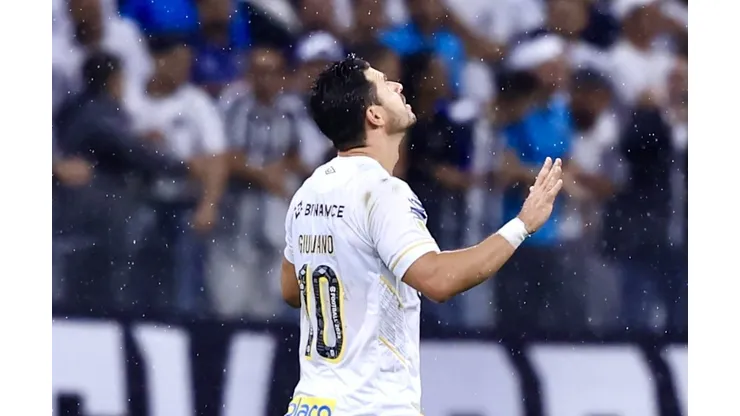 Giuliano resolveu para o Santos em sua volta a NeoQuimica Arena. Foto: Marcello Zambrana/AGIF