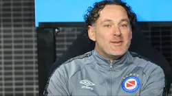 Treinador durante a passagem pelo Argentinos Juniors. Técnico chega em um momento delicado do clube
