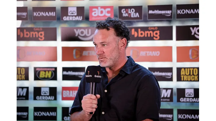 Gabriel Milito foi apresentado no rival
