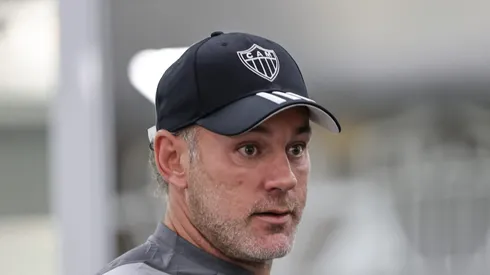 Gabriel Milito em seu primeiro treino no Atlético-MG. Treinador argentino foi apresentado nesta quarta-feira (27). Foto: Pedro Souza / Atlético