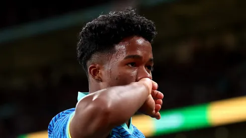 Endrick comemora primeiro gol pela Seleção contra a Inglaterra. Atacante é estrela em amistosos na Europa. Foto: Catherine Ivill/Getty Images)