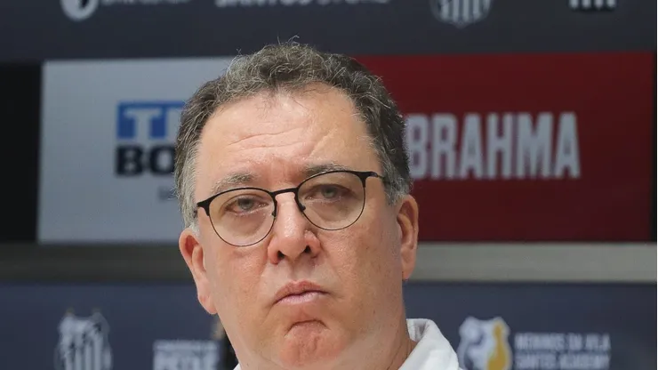 Marcelo Teixeira em coletiva de imprensa na Vila Belmiro. Presidente do Peixe é avisado de punição da Fifa.