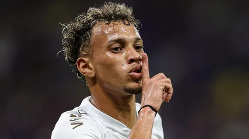 Bitello, ex-Grêmio, aproveitou a situação.