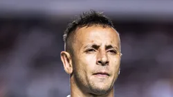 SP - SANTOS - Rafinha, durante partida contra o Bragantino. Lateral vai se aposentar no fim do ano.