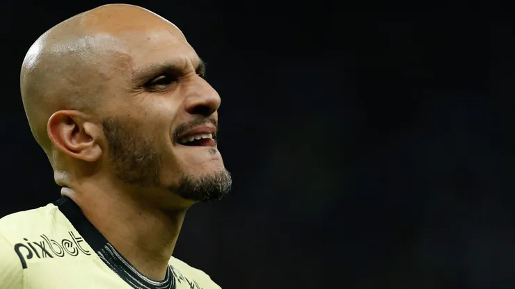 Fábio Santos deixou o Corinthians em dezembro após o fim do Brasileirão Série A