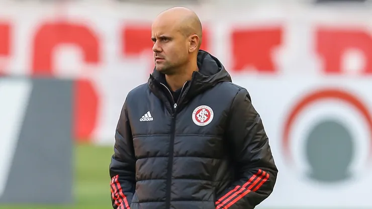 Miguel Ángel Ramírez, ex-técnico do Internacional, durante partida contra o Grêmio, pelo Gauchão 2021 - Foto: Pedro H. Tesch/AGIF