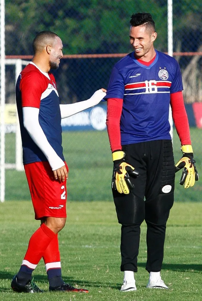 À direita Omar, com o jogador Titi, em treino do Bahia em 2013. Foto: Adilton Venegeroles/ Ag. A Tarde/ AGIF