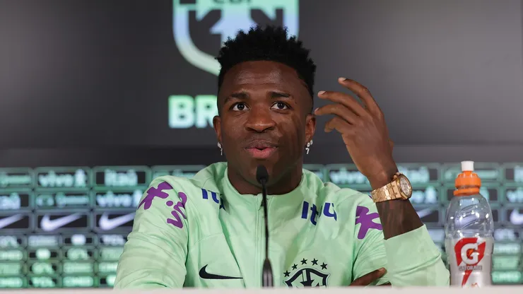 Vinicius Jr. concedeu entrevista coletiva na Seleção Brasileira e estendeu a mão a Endrick - Foto: Rafael Ribeiro/CBF