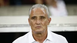 Tite observando a partida entre Flamengo x Fluminense pelo Campeonato Carioca. (Foto Wagner Meier/Getty Images)