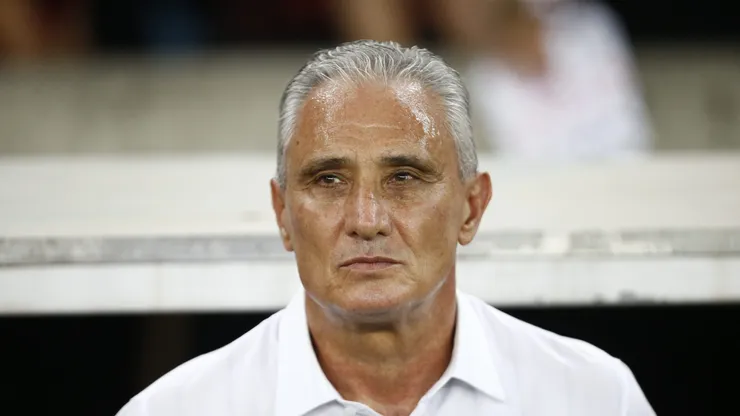 Tite observando a partida entre Flamengo x Fluminense pelo Campeonato Carioca. (Foto Wagner Meier/Getty Images)