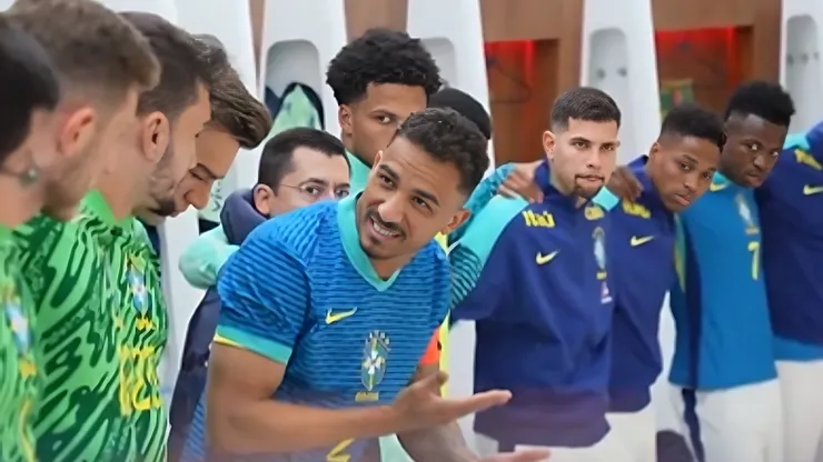 O lateral-direito e capitão da Seleção Brasileira, Danilo, motiva os jogadores no vestiário antes do amistoso contra a Inglaterra. Foto: Lesley Ribeiro / CBF.