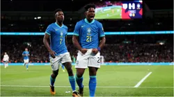 Endrick e Vini Jr comemoram gol contra a Inglaterra no Wembley - Foto: Catherine Ivill/Getty Images.