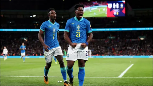Endrick e Vini Jr comemoram gol contra a Inglaterra no Wembley - Foto: Catherine Ivill/Getty Images.