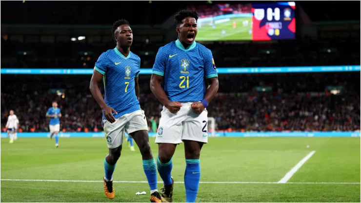 Endrick e Vini Jr comemoram gol contra a Inglaterra no Wembley - Foto: Catherine Ivill/Getty Images.