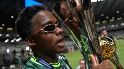 Endrick comemorando o título do Campeonato Brasileiro de 2023 contra o Cruzeiro (Foto: Pedro Vilela/Getty Images)