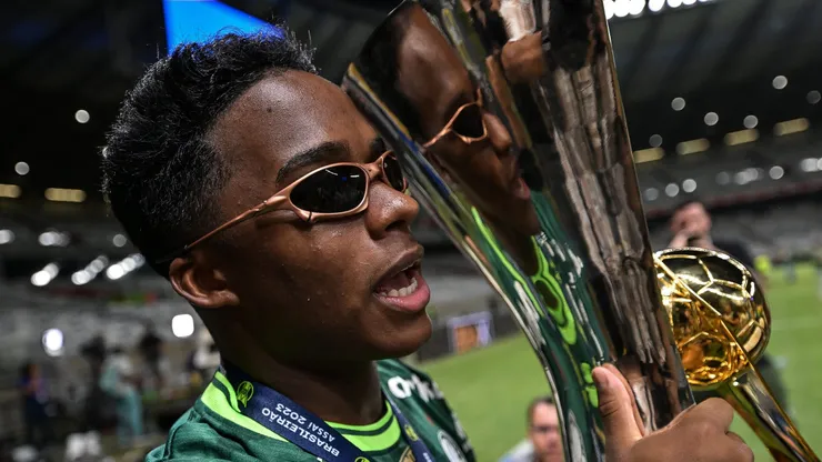 Endrick comemorando o título do Campeonato Brasileiro de 2023 contra o Cruzeiro (Foto: Pedro Vilela/Getty Images)