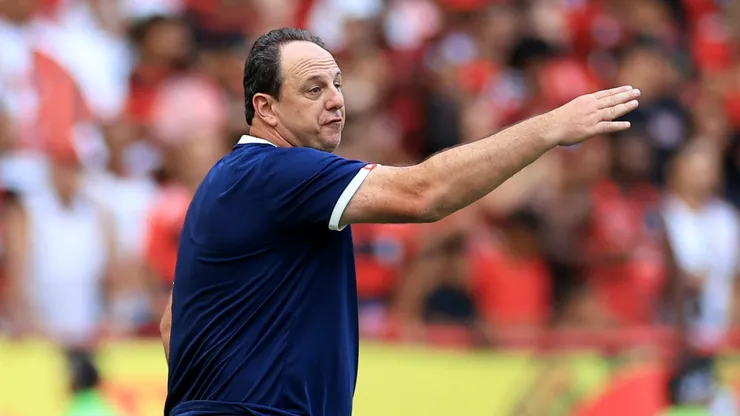 Rogério Ceni passando informações em Flamengo x Bahia (Foto: Buda Mendes/Getty Images)