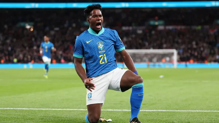 Atacante brasileiro durante a comemoração do gol contra a seleção inglesa.