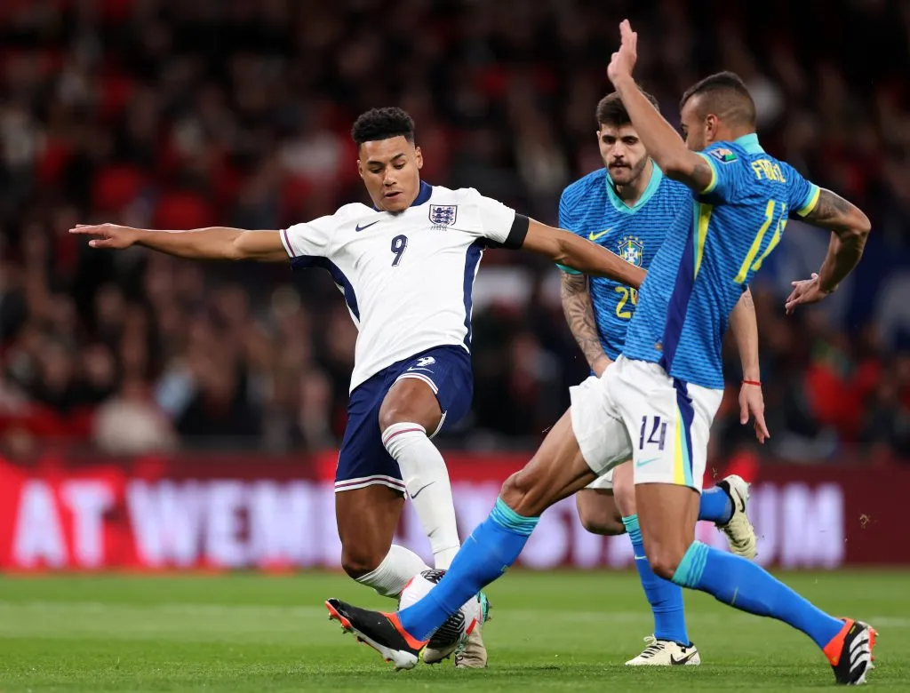 O lance envolvendo o centroavante inglês, no amistoso, em Wembley. (Photo by Catherine Ivill/Getty Images)