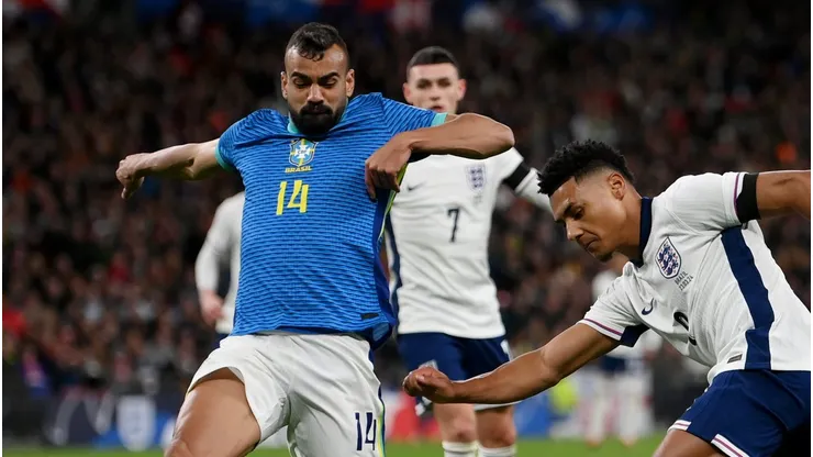 Zagueiro em ação diante da Inglaterra, no amistoso do sábado (23)