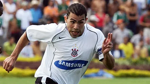 Tévez, ex-atacante do Corinthians, durante duelo contra o Goiás, pelo Brasileirão 2005 - Foto: Evaristo Sá/Getty Images