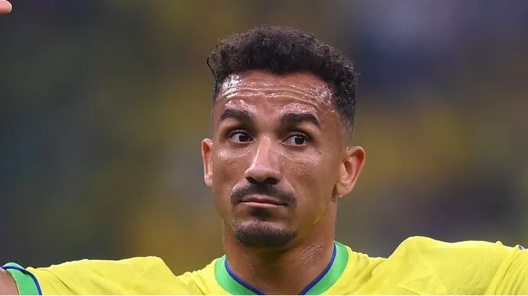 Danilo em partida contra Sérvia na Copa do Mundo de 2022. Lateral é comentado pela torcida rubro-negra. Foto: Laurence Griffiths/Getty Images