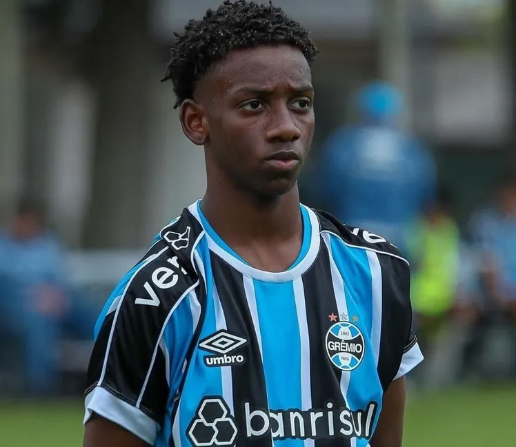 Meia-atacante Gabriel Mec já convive com assédio de gigantes do exterior às vésperas de assinar com Grêmio – Foto: Reprodução/Twitter