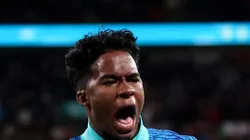 Endrick comemora primeiro gol pelo Brasil. Atacante agita torcida palmeirense na rede social. Foto: Catherine Ivill/Getty Images.