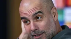 Pep Guardiola reagindo em coletiva de impressa. (Foto: Alex Livesey/Getty Images)