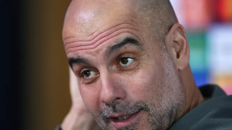 Pep Guardiola reagindo em coletiva de impressa. (Foto: Alex Livesey/Getty Images)