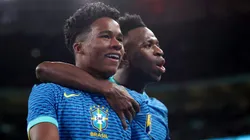 Endrick comemora gol com Vini Jr. em amistoso contra a Inglaterra, em Wembley. Foto: Catherine Ivill/Getty Images)
