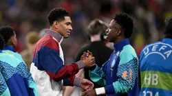 Bellingham e Vinicius Junior aperta as mãos em amistoso entre Inglaterra e Brasil. (Foto: Mike Hewitt/Getty Images)