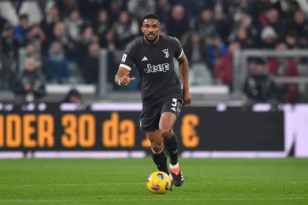 Zagueiro Bremer atuando pela Juventus no Campeonato Italiano. Foto: Valerio Pennicino/Getty Images)