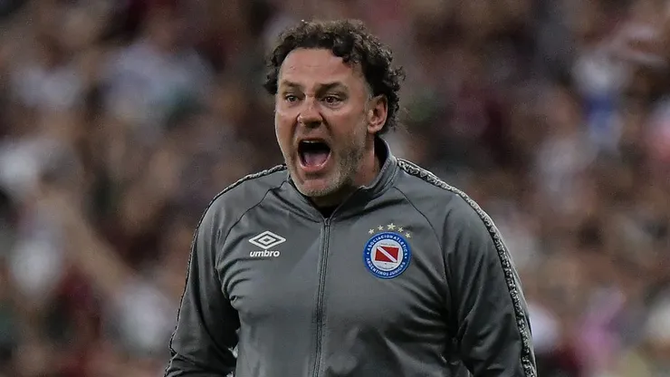 Gabriel Milito, quando treinava o Argentino Juniors. Ele é o novo treinador do Atlético Mineiro.