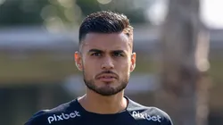 Fausto Vera, em treino no CT Joaquim Grava. Volante se recupera de lesão.