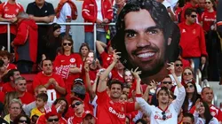 Foto: Koichi Kamoshida/Getty Images - Torcedores fazem homenagem para Fernandão em jogo do Internacional