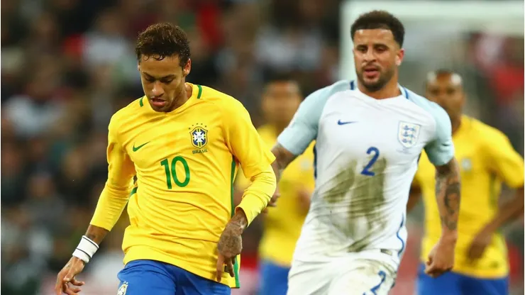 Neymar marcado por Kyle Walker em partida pela Seleção Brasileira. (Photo by Clive Rose/Getty Images)