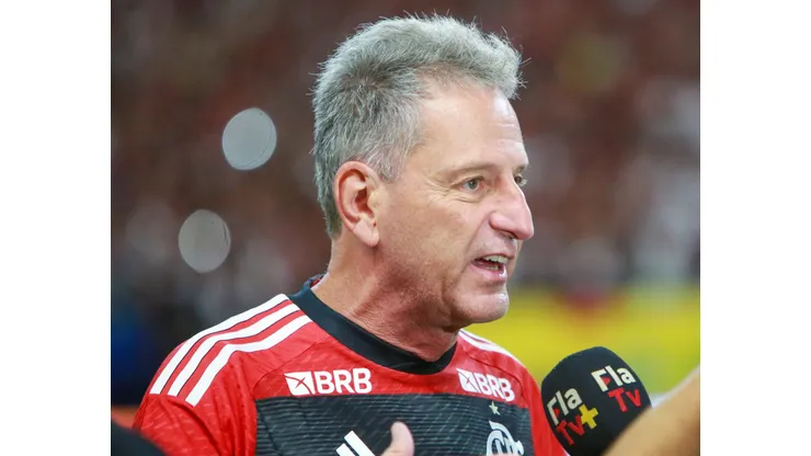 Presidente do Flamengo, Rodolfo Landim, concedendo entrevista durante jogo na Arena Amazônica. Foto: Antonio Pereira/AGIF