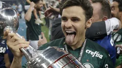 Raphael Veiga, meia do Palmeiras, recebeu sondagens do Al-Ettifaq e mais clubes do exterior