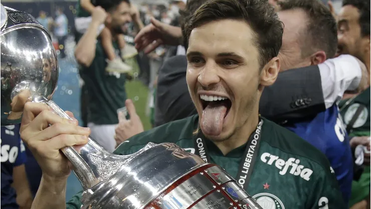 Raphael Veiga, meia do Palmeiras, recebeu sondagens do Al-Ettifaq e mais clubes do exterior