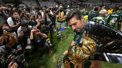 Abel Ferreira levantando a taça do Brasileirão dia após o empate com o Cruzeiro no Mineirão (Pedro Vilela/Getty Images)