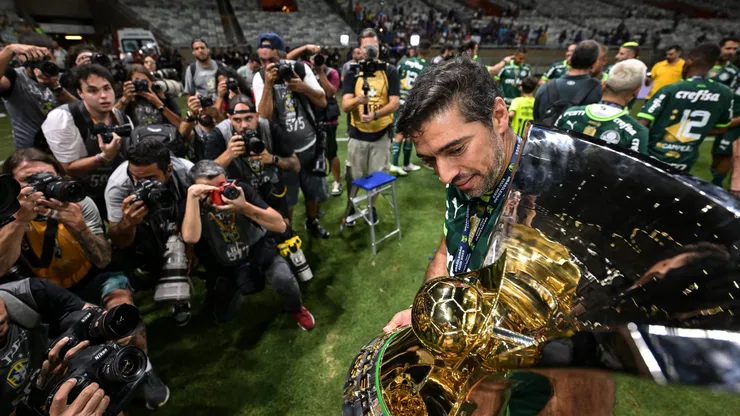 Abel Ferreira levantando a taça do Brasileirão dia após o empate com o Cruzeiro no Mineirão (Pedro Vilela/Getty Images)