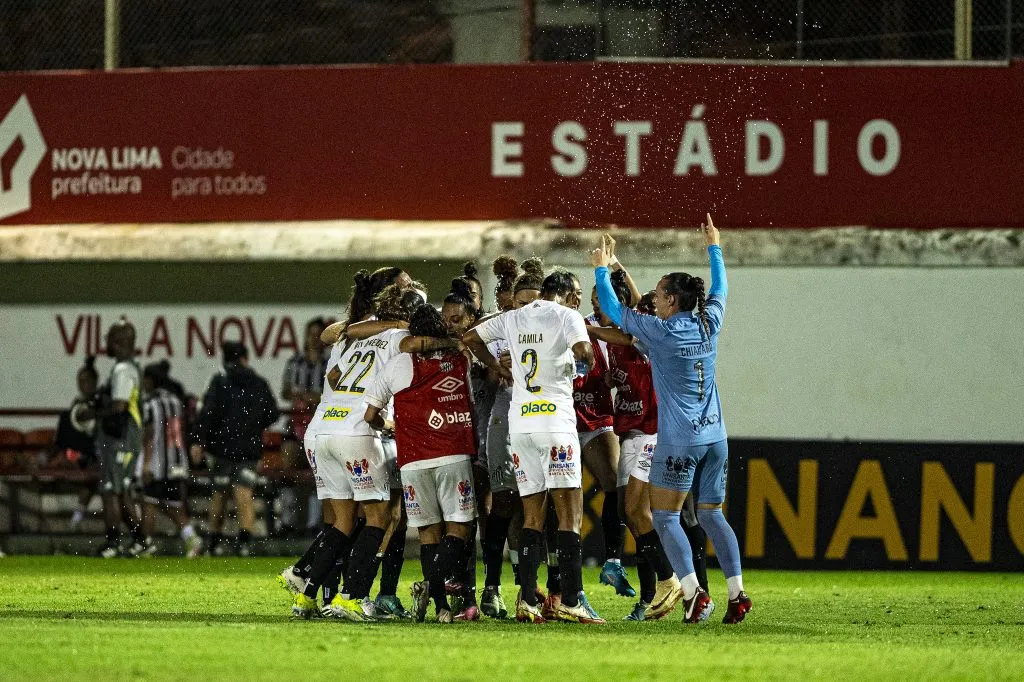 Jogadoras do Santos comemoram vitória. Divulgação/Ale Torres/Staff Images Woman/CBF.